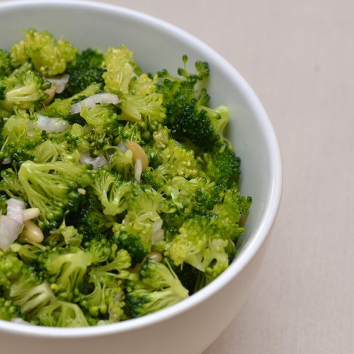 Salade de brocoli cru aux pignons de pin